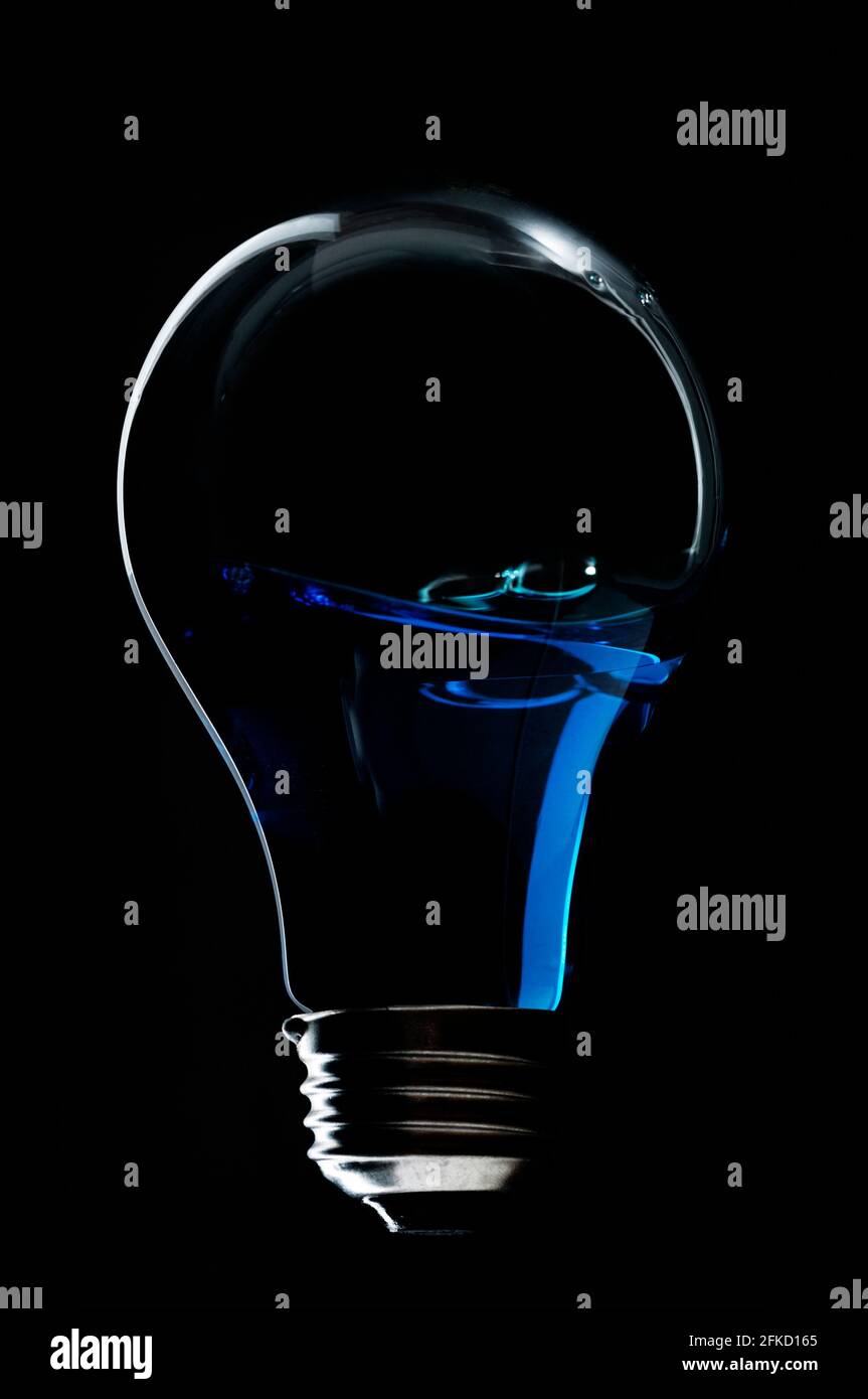 L'acqua si muove delicatamente all'interno della lampadina al tungsteno Foto Stock