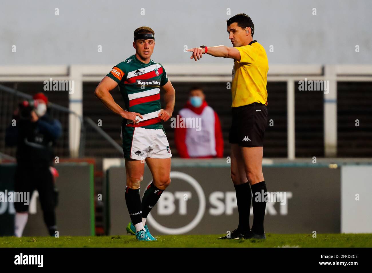 30 aprile 2021; Mattioli Woods Welford Road Stadium, Leicester, Midlands, Inghilterra; European Rugby Challenge Cup, Leicester Tigers contro Ulster; Referee Pascal Gauz& xe8; re avverte George Ford di Leicester Tigers di ripetute infrazioni Foto Stock