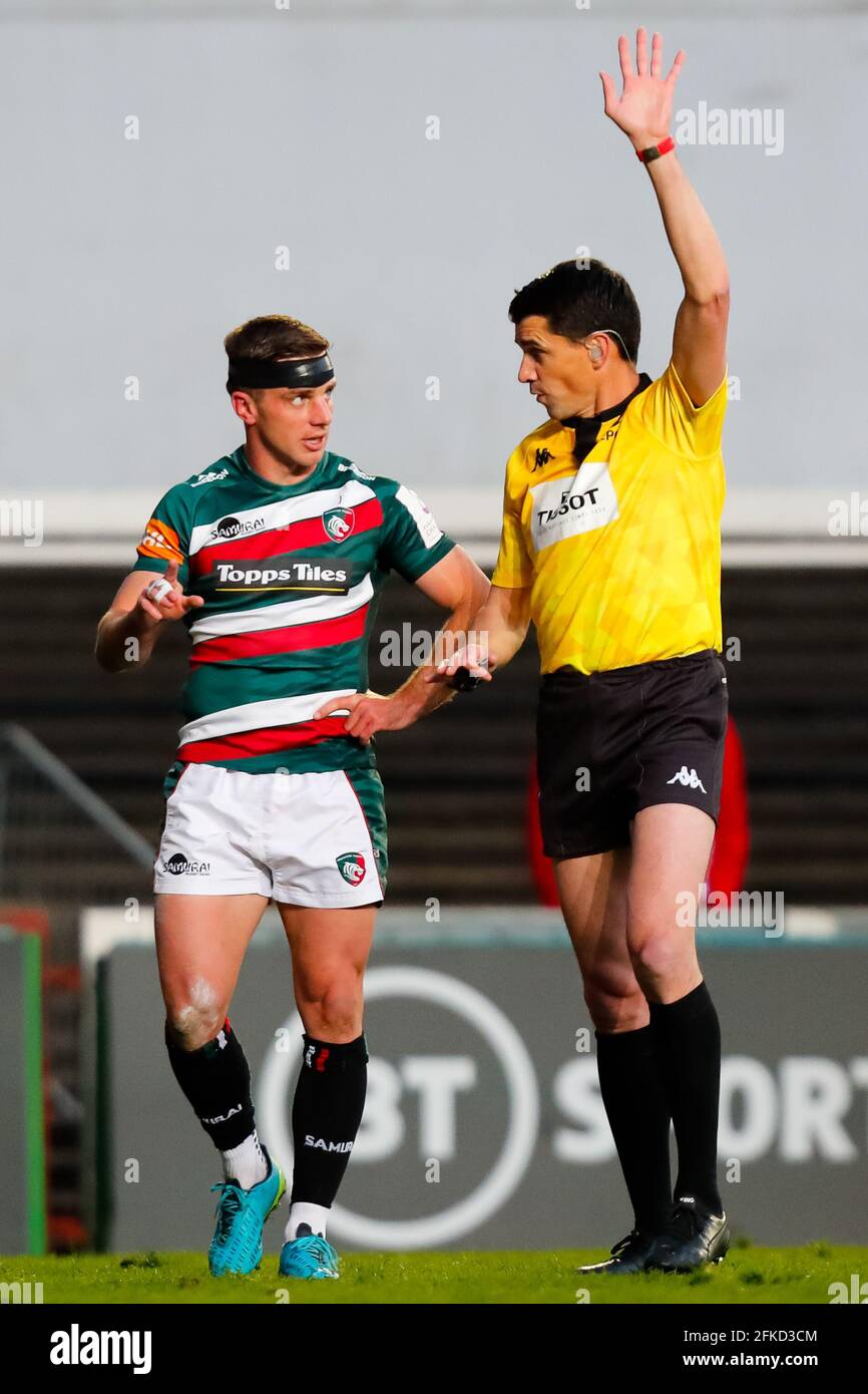 30 aprile 2021; Mattioli Woods Welford Road Stadium, Leicester, Midlands, Inghilterra; European Rugby Challenge Cup, Leicester Tigers contro Ulster; Referee Pascal Gauz& xe8; re avverte George Ford di Leicester Tigers di ripetute infrazioni Foto Stock