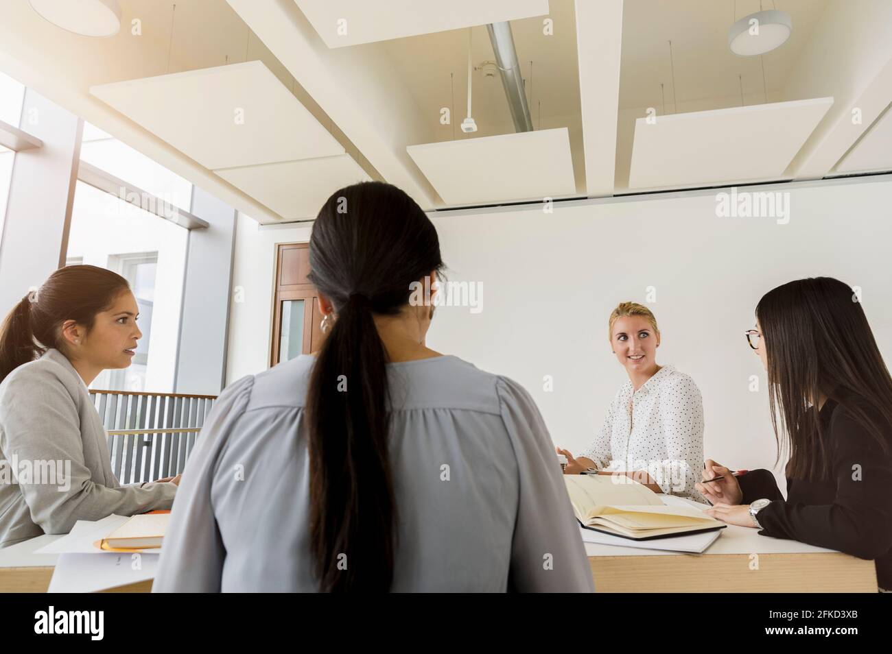 Germania, Baviera, Monaco, Donne in riunione d'affari in ufficio Foto Stock