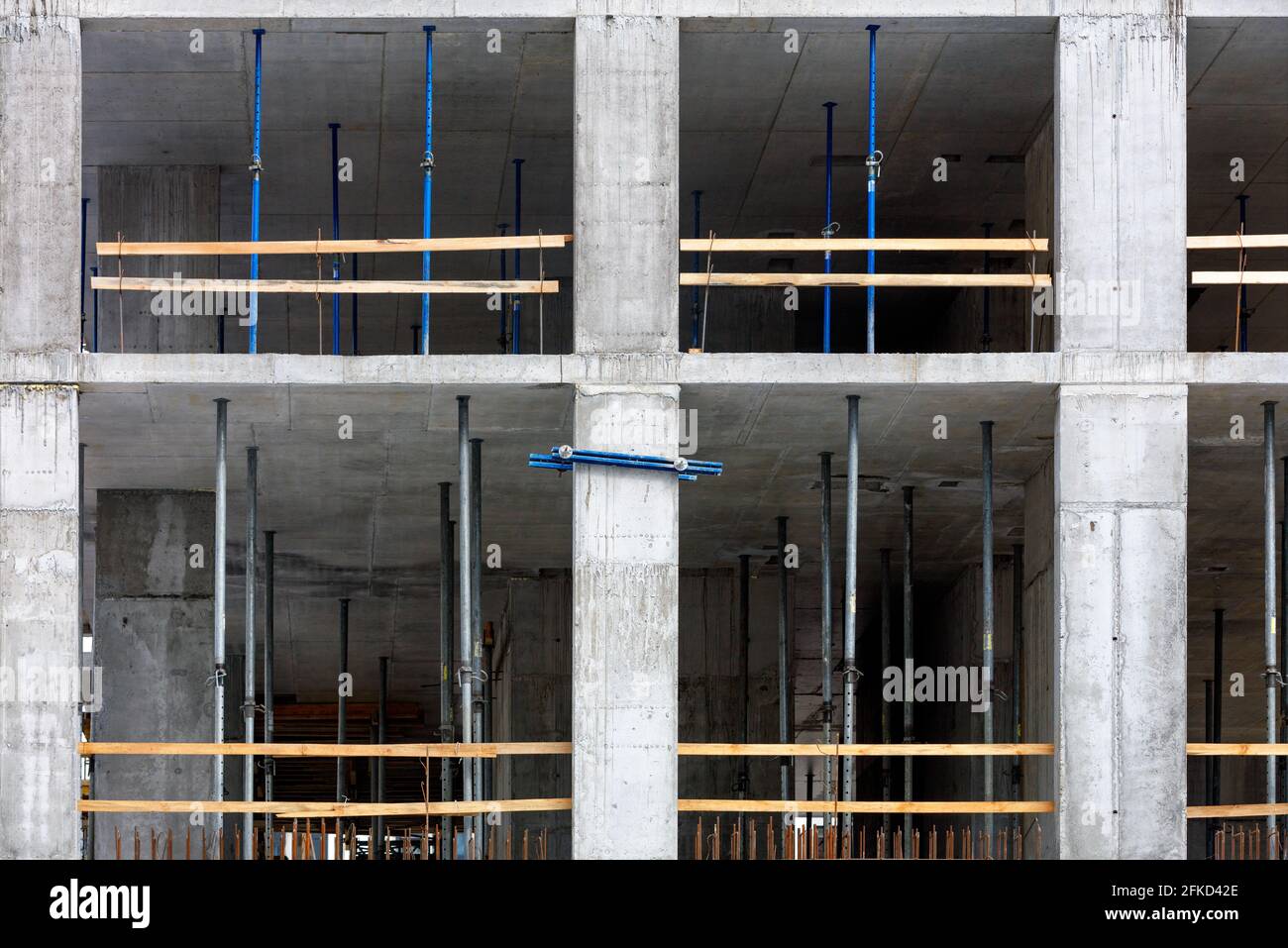 Frammento della fase di costruzione dell'edificio utilizzando il metodo monolitico-telaio con supporti metallici all'interno dell'edificio. Foto Stock