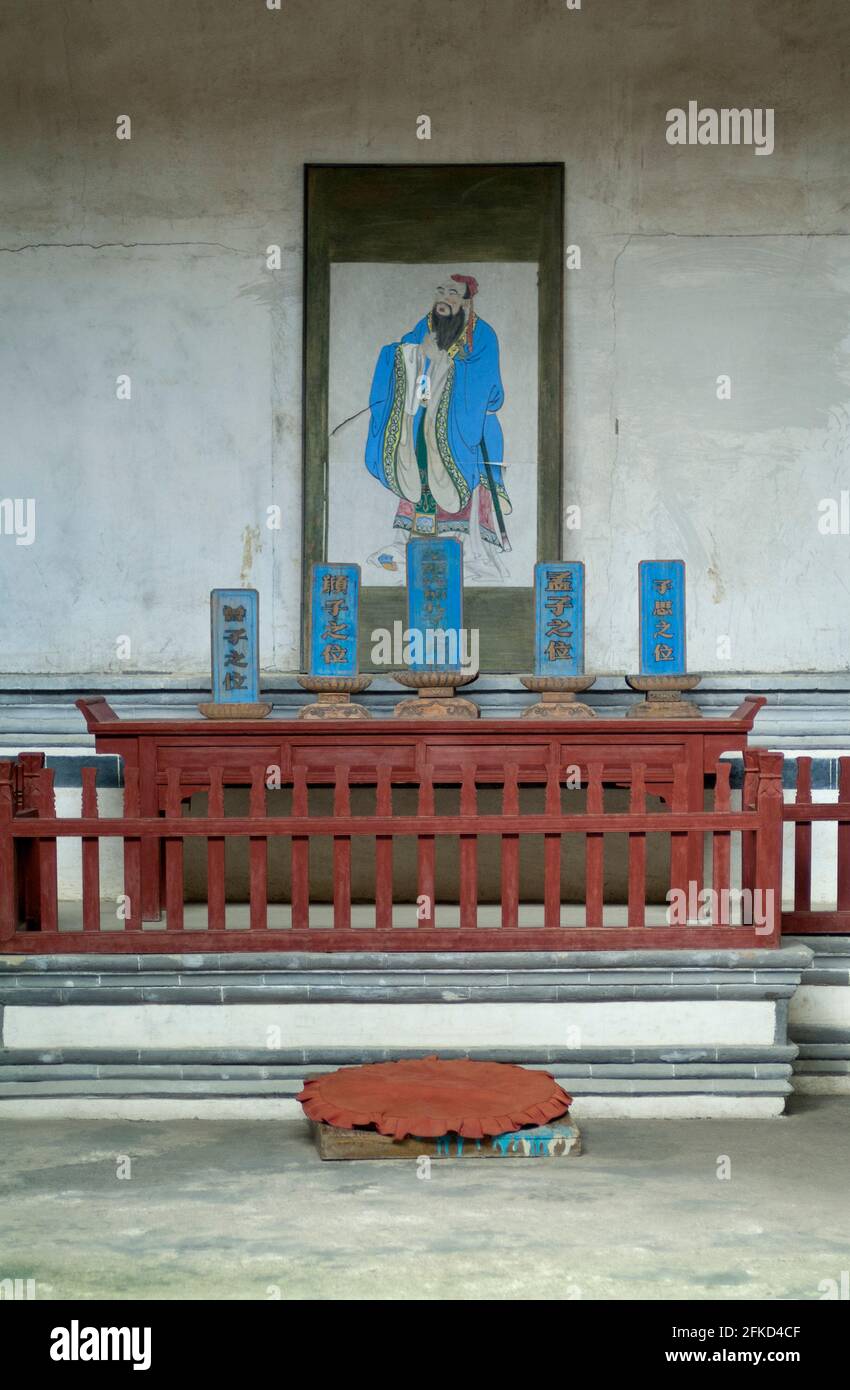 Memoriale a Confucio dove gli studenti della South Lake Academy di Hongcun Cina adorerebbero Confucio prima e dopo le lezioni. Foto Stock