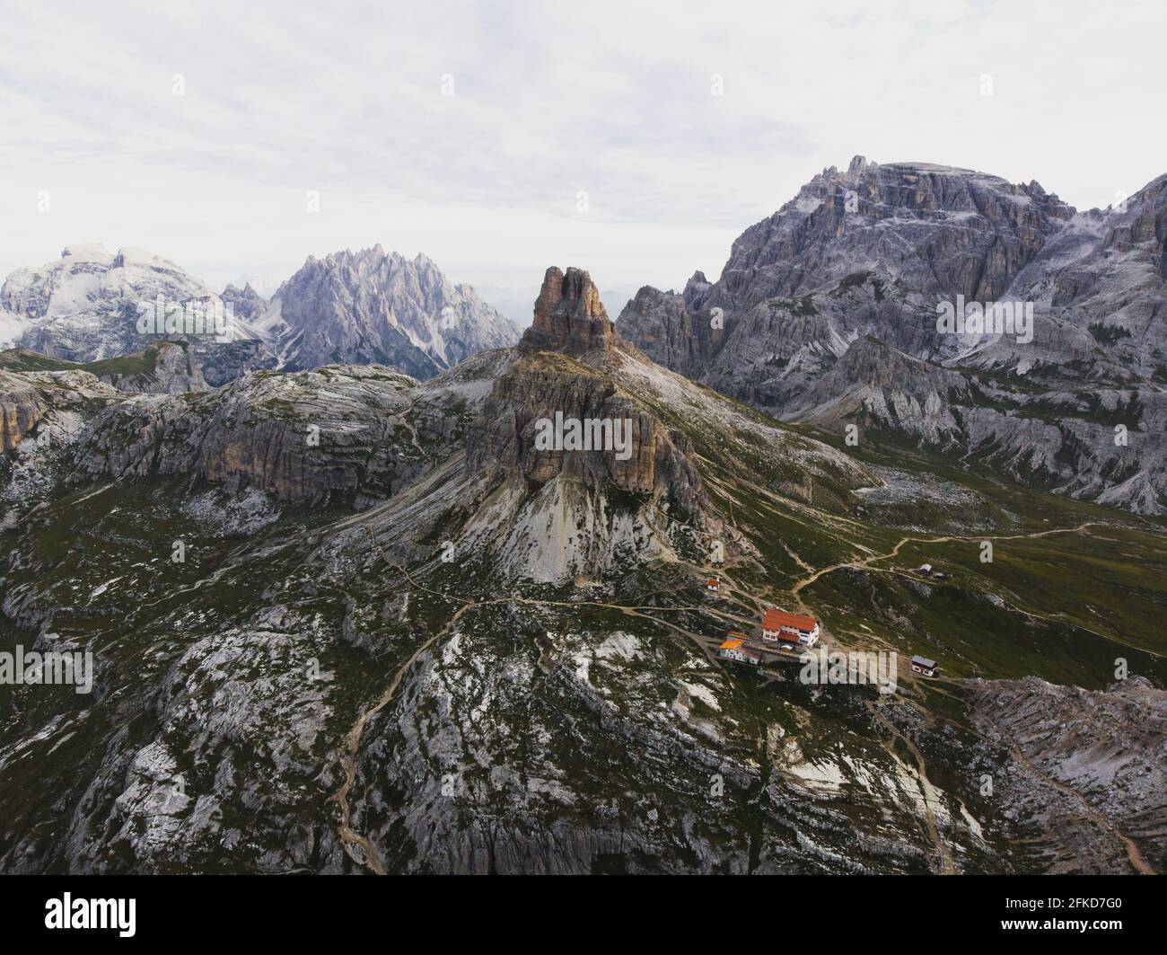 Panorama alpino della baita Locatelli con torre Toblin A tre Cime di Lavaredo nelle Dolomiti di Sesto Belluno Sud Tirolo Italia alpi Europa Foto Stock