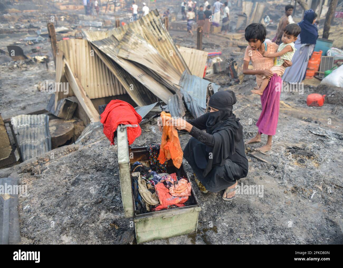 Il 22 marzo 2021 è scoppiato un massiccio incendio a Kutupalong Balukhali, i più grandi campi profughi del mondo, a Bazar, in Bangladesh. Foto Stock