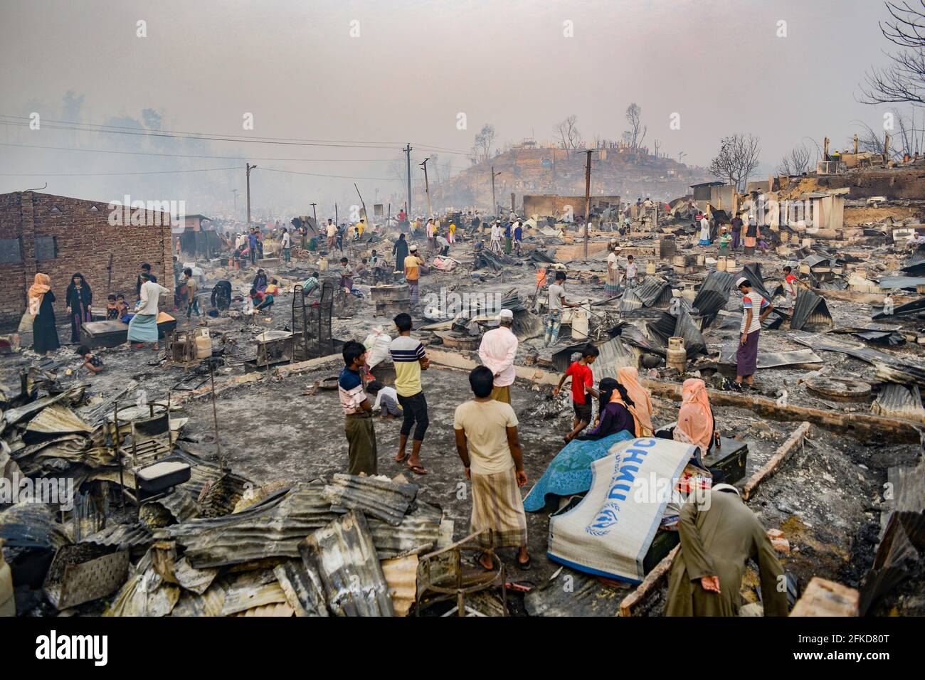 Il 22 marzo 2021 è scoppiato un massiccio incendio a Kutupalong Balukhali, i più grandi campi profughi del mondo, a Bazar, in Bangladesh. Foto Stock