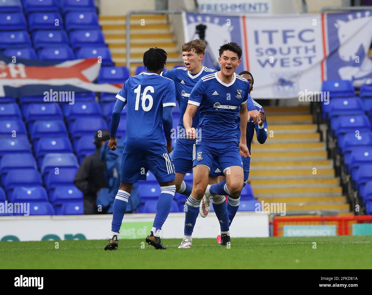 Ipswich, Inghilterra, 30 aprile 2021. Elkan Baggott della città di Ipswich festeggia il punteggio dell'equalizzatore (2-2) durante la partita della Coppa della gioventù fa inglese a Portman Road, Ipswich. Il credito immagine dovrebbe essere: David Klein / Sportimage Credit: Sportimage/Alamy Live News Foto Stock