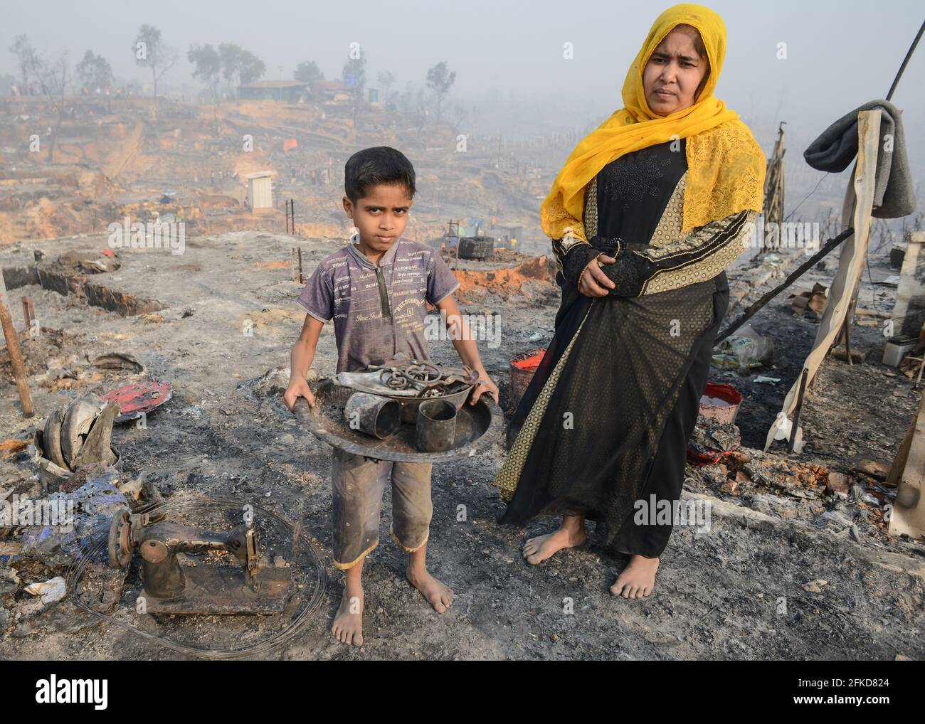 Il 22 marzo 2021 è scoppiato un massiccio incendio a Kutupalong Balukhali, i più grandi campi profughi del mondo, a Bazar, in Bangladesh. Foto Stock