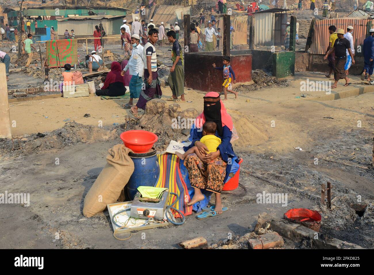 Il 22 marzo 2021 è scoppiato un massiccio incendio a Kutupalong Balukhali, i più grandi campi profughi del mondo, a Bazar, in Bangladesh. Foto Stock