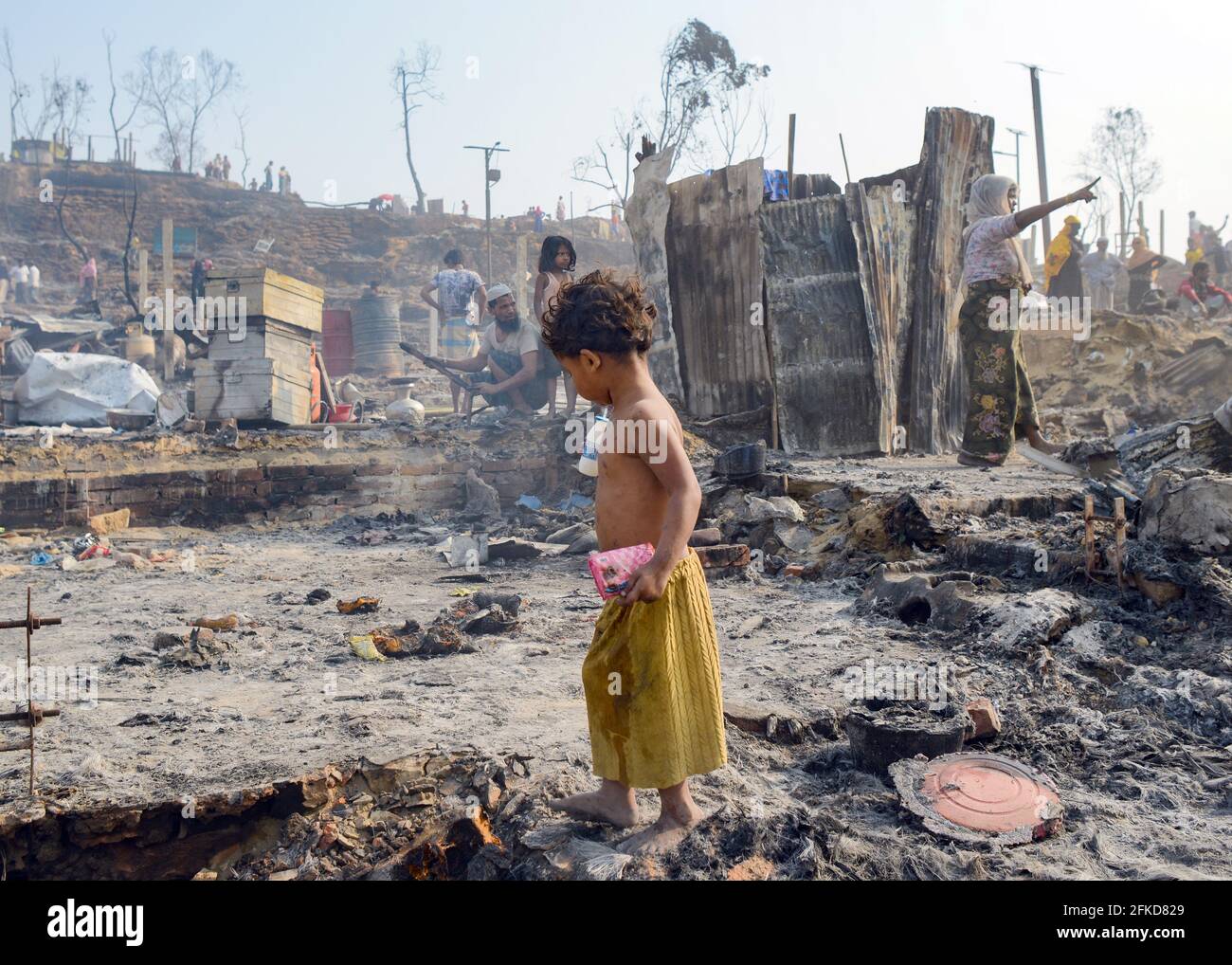 Il 22 marzo 2021 è scoppiato un massiccio incendio a Kutupalong Balukhali, i più grandi campi profughi del mondo, a Bazar, in Bangladesh. Foto Stock