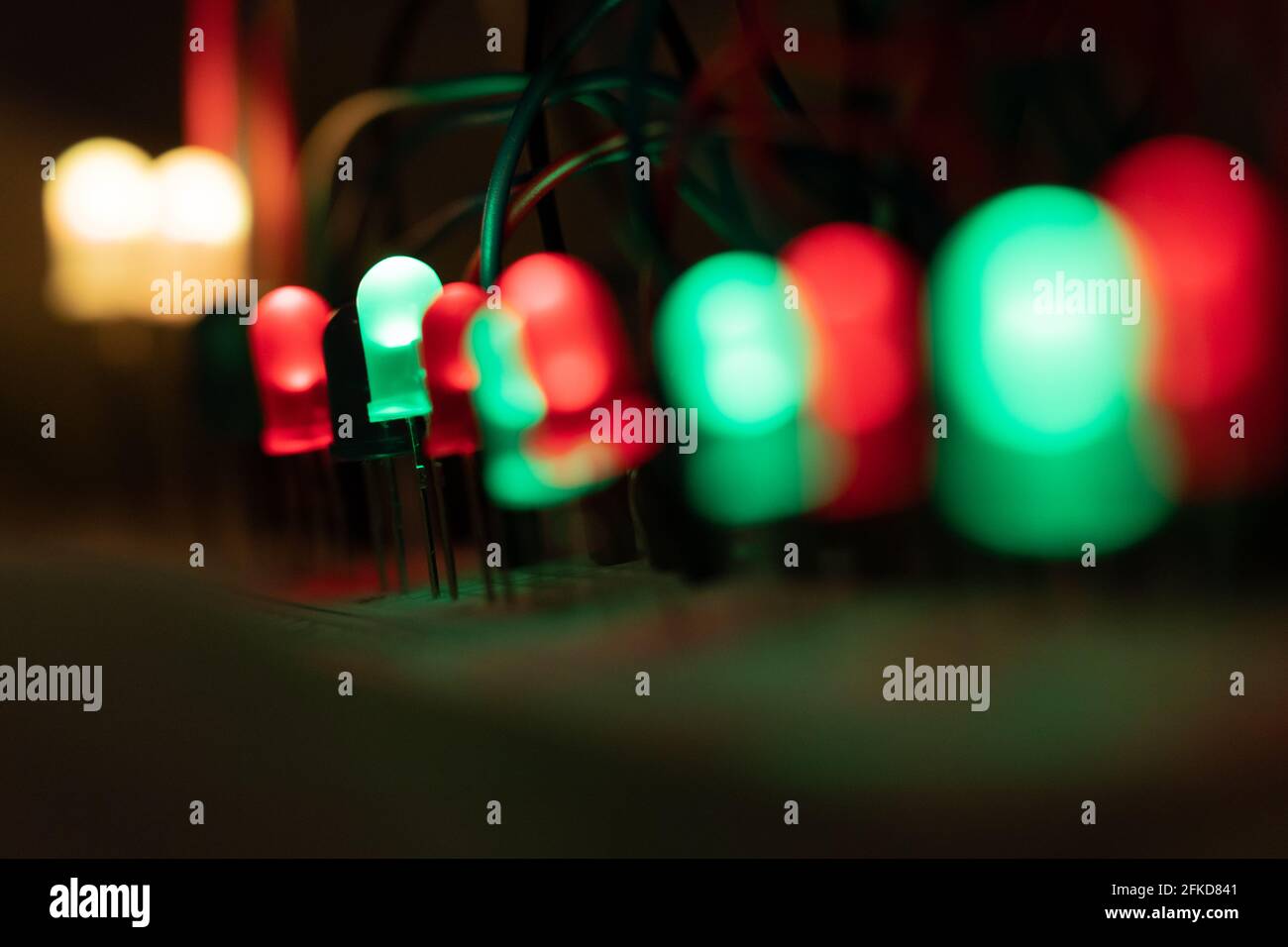 Primo piano degli elementi LED sulla scheda elettronica in bianco verde rosso Foto Stock