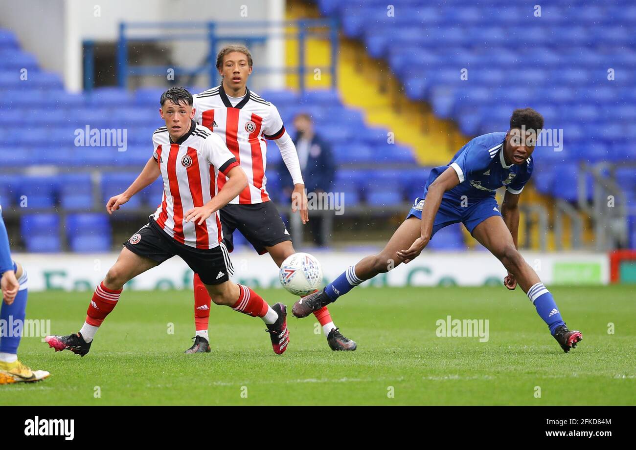 Ipswich, Inghilterra, 30 aprile 2021. Gerard Buabo della città di Ipswich affrontata da Frankie Maguire di Sheffield Utd durante la partita della Coppa della gioventù inglese fa a Portman Road, Ipswich. Il credito immagine dovrebbe essere: David Klein / Sportimage Credit: Sportimage/Alamy Live News Foto Stock