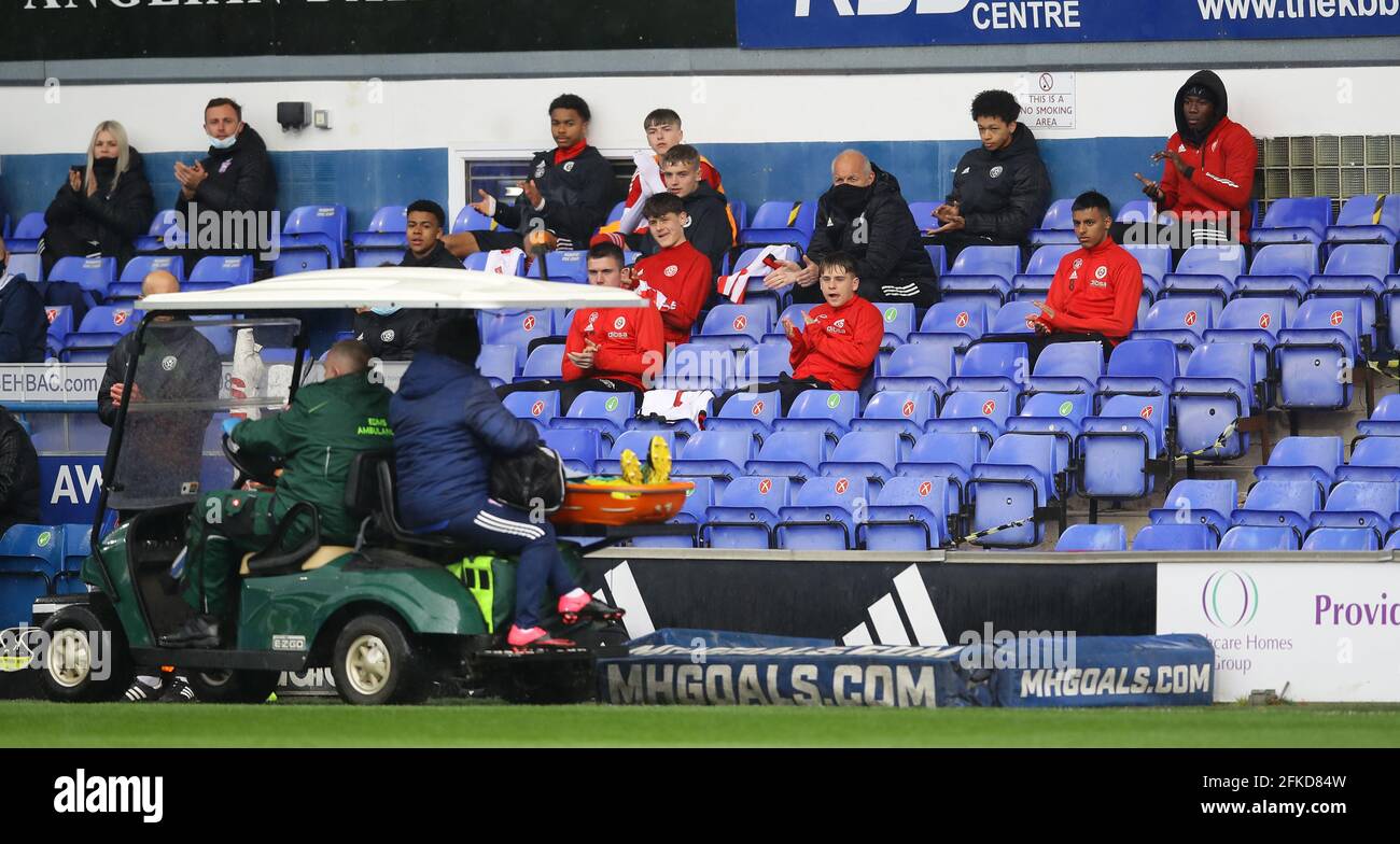 Ipswich, Inghilterra, 30 aprile 2021. La panchina Sheffield Utd applaude il ferito giocatore della città di Ipswich Antoni Port mentre viene estirpato durante la partita della Coppa della gioventù inglese fa a Portman Road, Ipswich. Il credito immagine dovrebbe essere: David Klein / Sportimage Credit: Sportimage/Alamy Live News Foto Stock