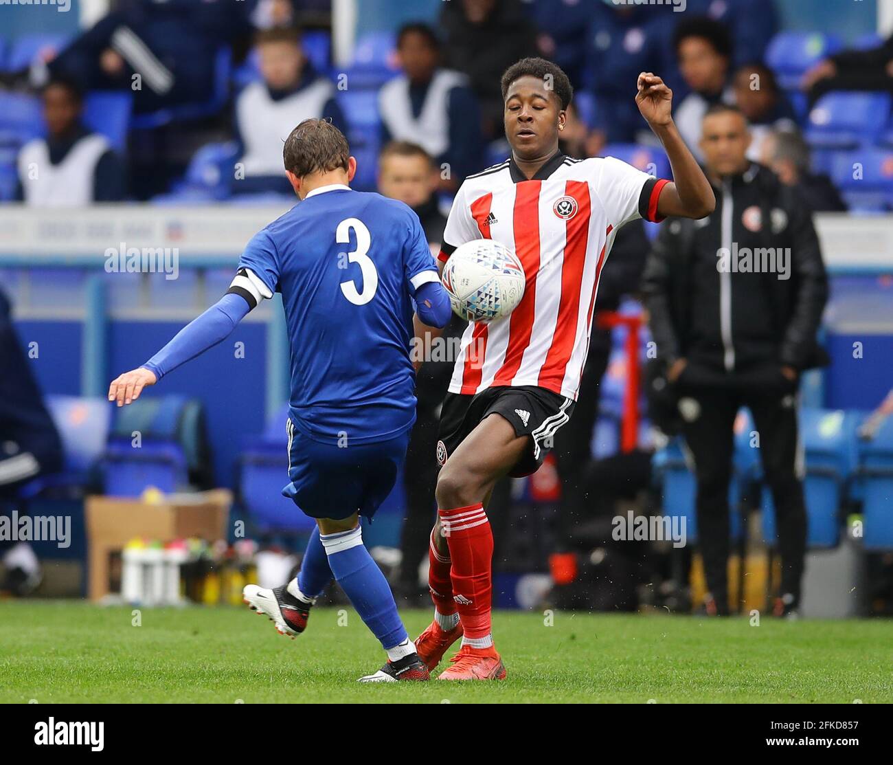 Ipswich, Inghilterra, 30 aprile 2021. Andre Brooks di Sheffield Utd affrontata da Fraser Alexander di Ipswich Town durante la partita della Coppa della Gioventù fa inglese a Portman Road, Ipswich. Il credito immagine dovrebbe essere: David Klein / Sportimage Credit: Sportimage/Alamy Live News Foto Stock