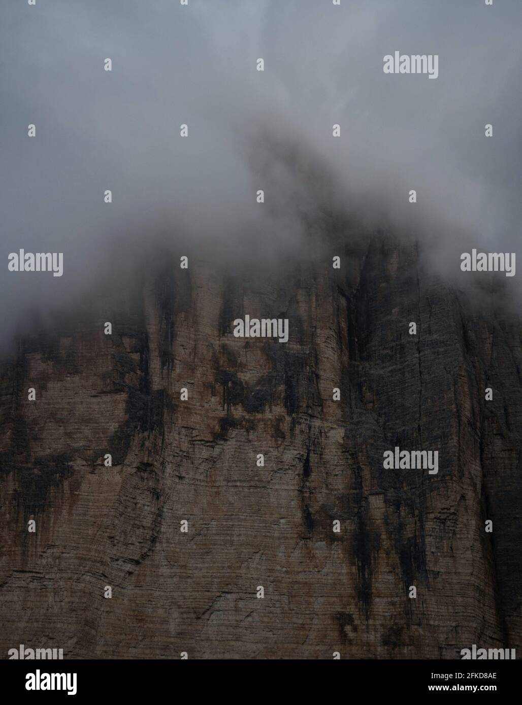 Moody atmosfera misty panorama delle tre Cime di Lavaredo montagna Vetta alta in Dolomiti Sesto Alto Adige Italia alpi Europa Foto Stock