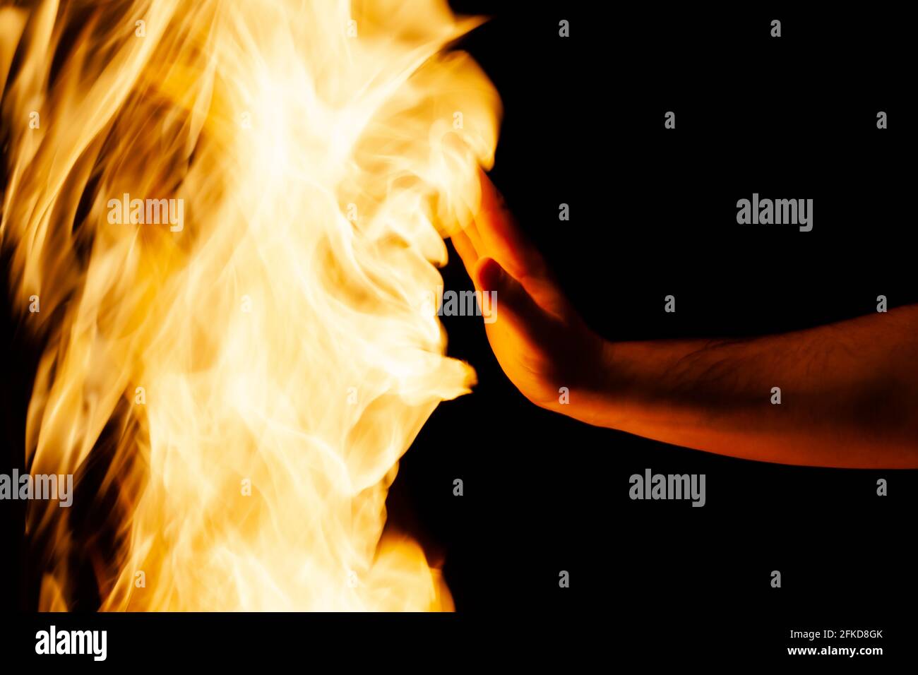 la mano arresta il fuoco, la sicurezza antincendio, l'uso come sfondo Foto Stock