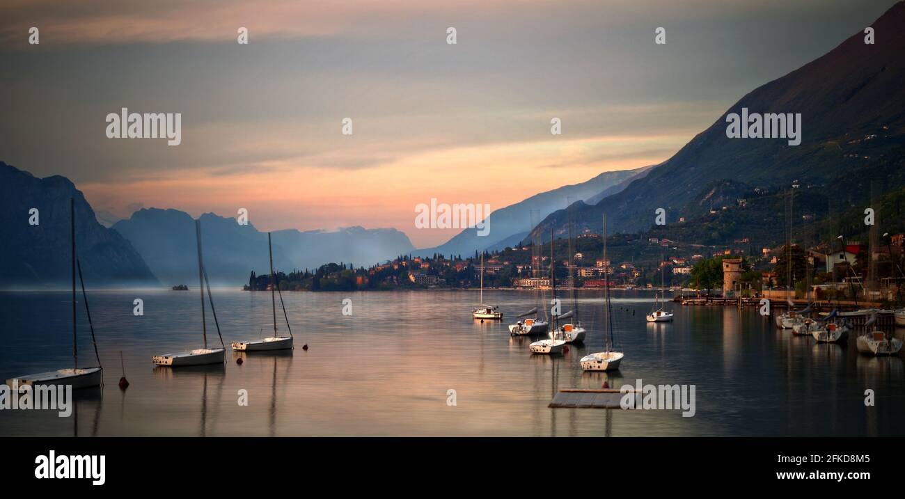 Un grande corpo d'acqua con una montagna nel sfondo Foto Stock