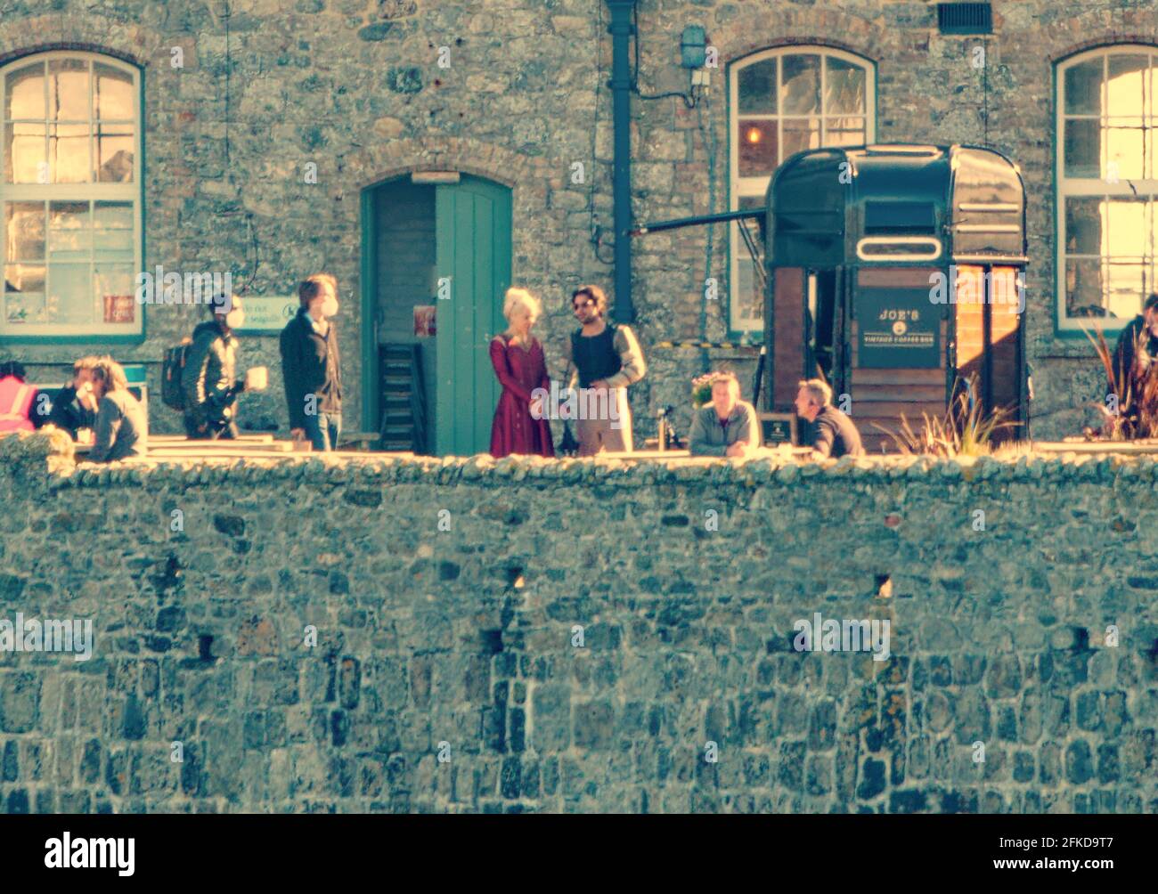 St Michaels Mount, Cornovaglia. Il National Trust Ground è stato dato come un enorme set cinematografico per la produzione HBO, House of the Dragon. L'ultimo sviluppo della serie Game of Thrones. Questo prequel è impostato 300 anni prima dell'inizio del Trono di Spade . L'equipaggio del cinema viene catturato sulla strada rialzata, le macchine per il fumo sull'acqua e i Cavalieri del Trono di ferro gusterono dei rinfreschi presso la struttura della caffetteria. 30 aprile 2021. Credit: Robert Taylor/Alamy Live News" Foto Stock