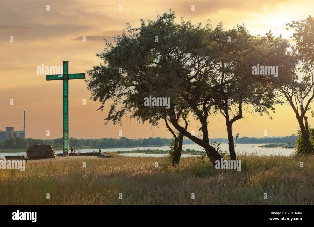 Polonia, Wloclawek - 26 maggio 2019 Croce in Wloclawek sacerdote Jerzy Pobieluszko croce monumento commemorativo vicino alla diga di Wloclawek. Foto Stock