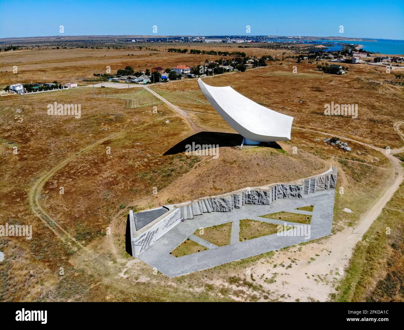 KERCH, RUSSIA - 5 AGOSTO 2019: Vela monumento a Kerch-Eltigen operazione in Crimea. Fu un'offensiva anfibia della seconda guerra mondiale. Creato con la fotocamera DJI. Foto Stock