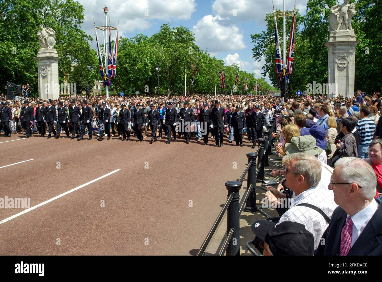 Polizia che scortava il pubblico britannico a piedi lungo il Mall, Londra, dopo Trooping the Color per vedere la famiglia reale sul balcone di Buckingham Palace Foto Stock