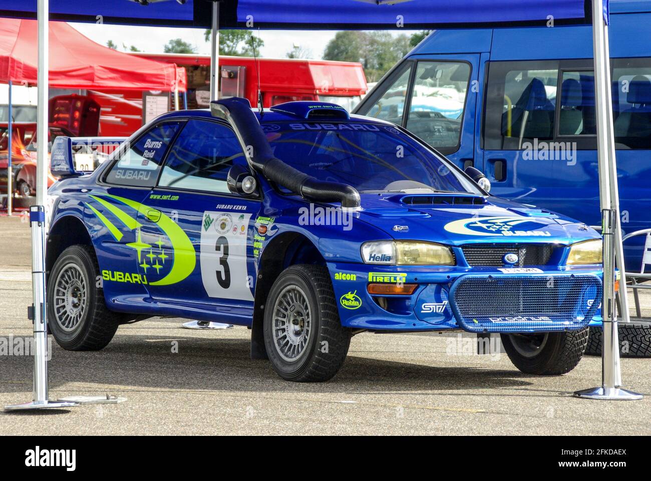 Richard Burns Memorial Rally al RAF Marham, Norfolk, UK, con Richard Burns e Robert Reid che corrono in Subaru Impreza WRC STi nella zona dei box Foto Stock