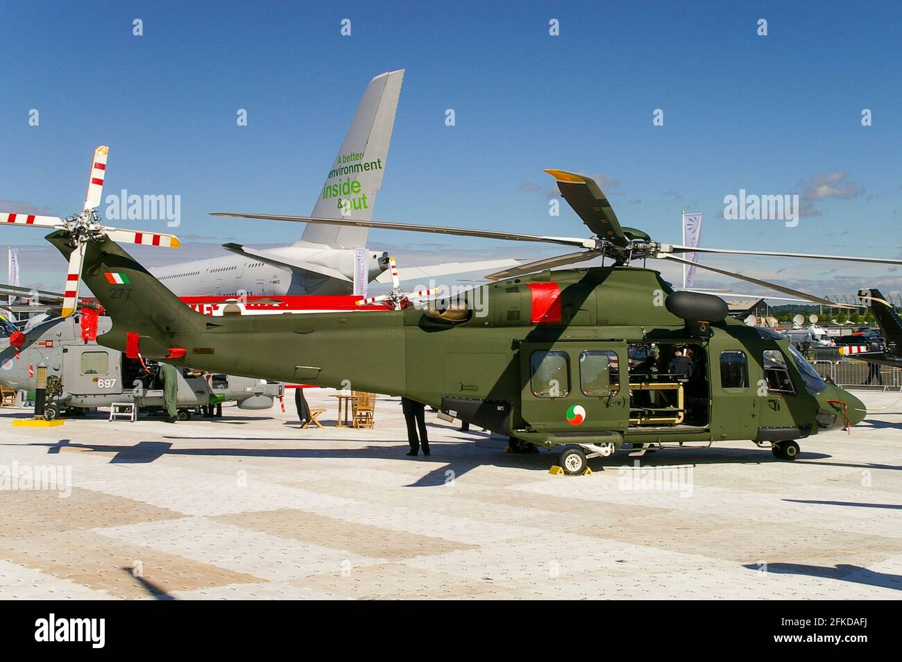 Elicottero AGUSTA AW139 al Farnborough International Airshow, UK, 2008. AgustaWestland AW139 in Irish Air Corps colori su area di vendita Foto Stock