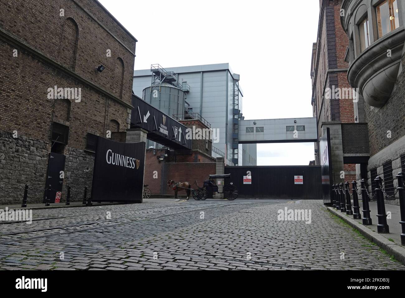Dublino, Irlanda - 1 giugno 2019: Il cancello della Guinness Storehouse è mostrato con un cavallo e una carrozza nelle vicinanze. Solo per usi editoriali. Foto Stock