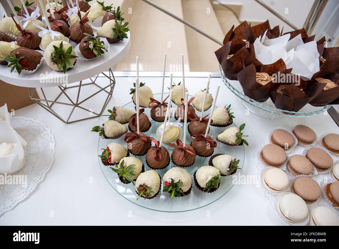 File di deliziosi dessert in belle composizioni. Dolci sul tavolo da banchetto - una foto scattata durante il catering. CopySpace Foto Stock