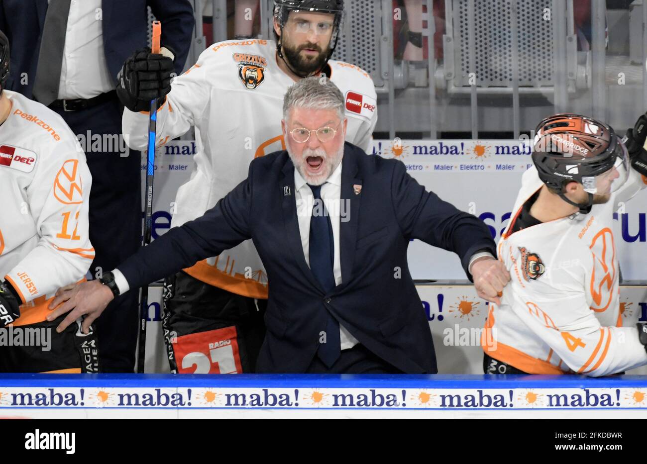 Mannheim, Germania. Firo: Mannheim, SAP-Arena 04/30/2021 Ice Hockey DEL semi-final game 3 Adler Mannheim - Grizzlys Wolfsburg 1: 2 Pat Cortina (Coach WOB) | Usage worldwide Credit: dpa/Alamy Live News 2021 Foto Stock