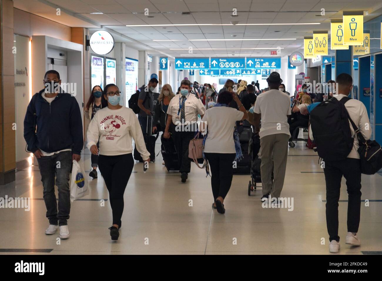 La gente cammina attraverso il terminal B Councourse all'aeroporto internazionale Charlotte Douglas, venerdì 30 aprile 2021, a Charlotte, N.B. Foto Stock