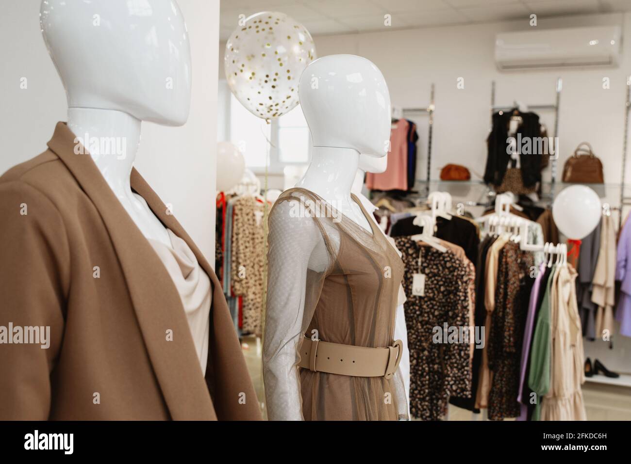 Abiti da donna su manichino nello showroom. CopySpace. Foto Stock