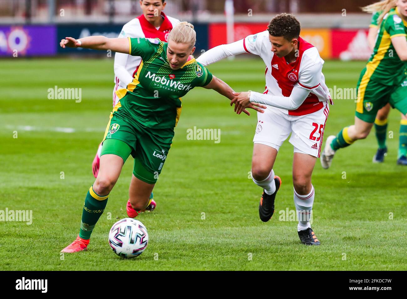 AMSTERDAM, PAESI BASSI - APRILE 30: Jannette van Belen di ADO Den Haag, Kay Lee de Sanders di Ajax durante la partita di Play off eredivisie vrouwen tra Ajax e ADO Den Haag a De Toekomst il 30 aprile 2021 ad Amsterdam, Paesi Bassi (Foto di Albert Ten Hove/Orange Pictures) Foto Stock