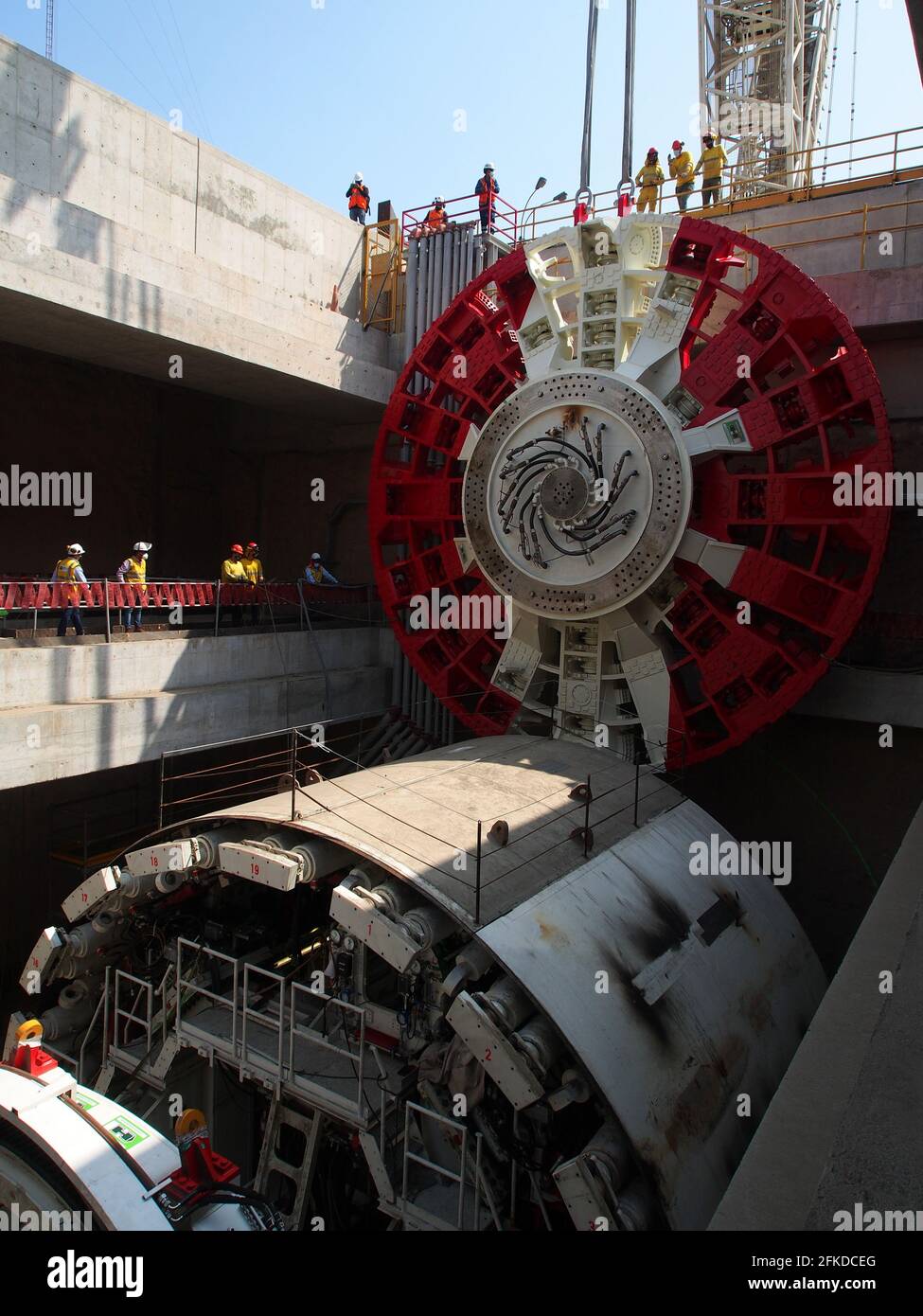 Testa di taglio rotante della macchina di alesatura per la metropolitana di Lima City, appesa ad una gru. Il gigantesco apparato scaverà 27 chilometri attraverso la città da est ad ovest. Foto Stock