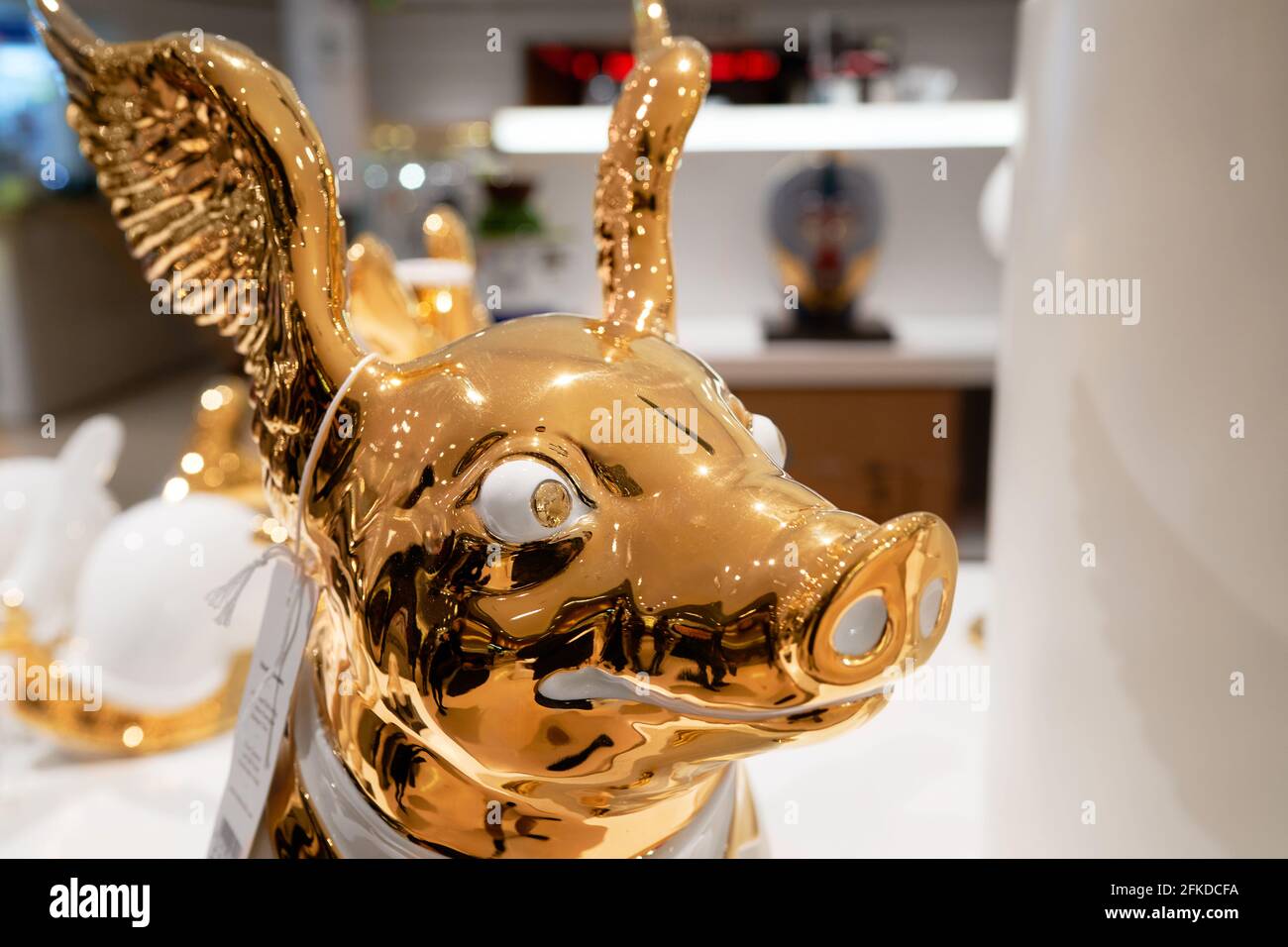 Statua di maiale d'oro a Rinascente, collezione di negozi di alto livello con marchi italiani e internazionali. Milano, Italia - 15 dicembre 2020 Foto Stock