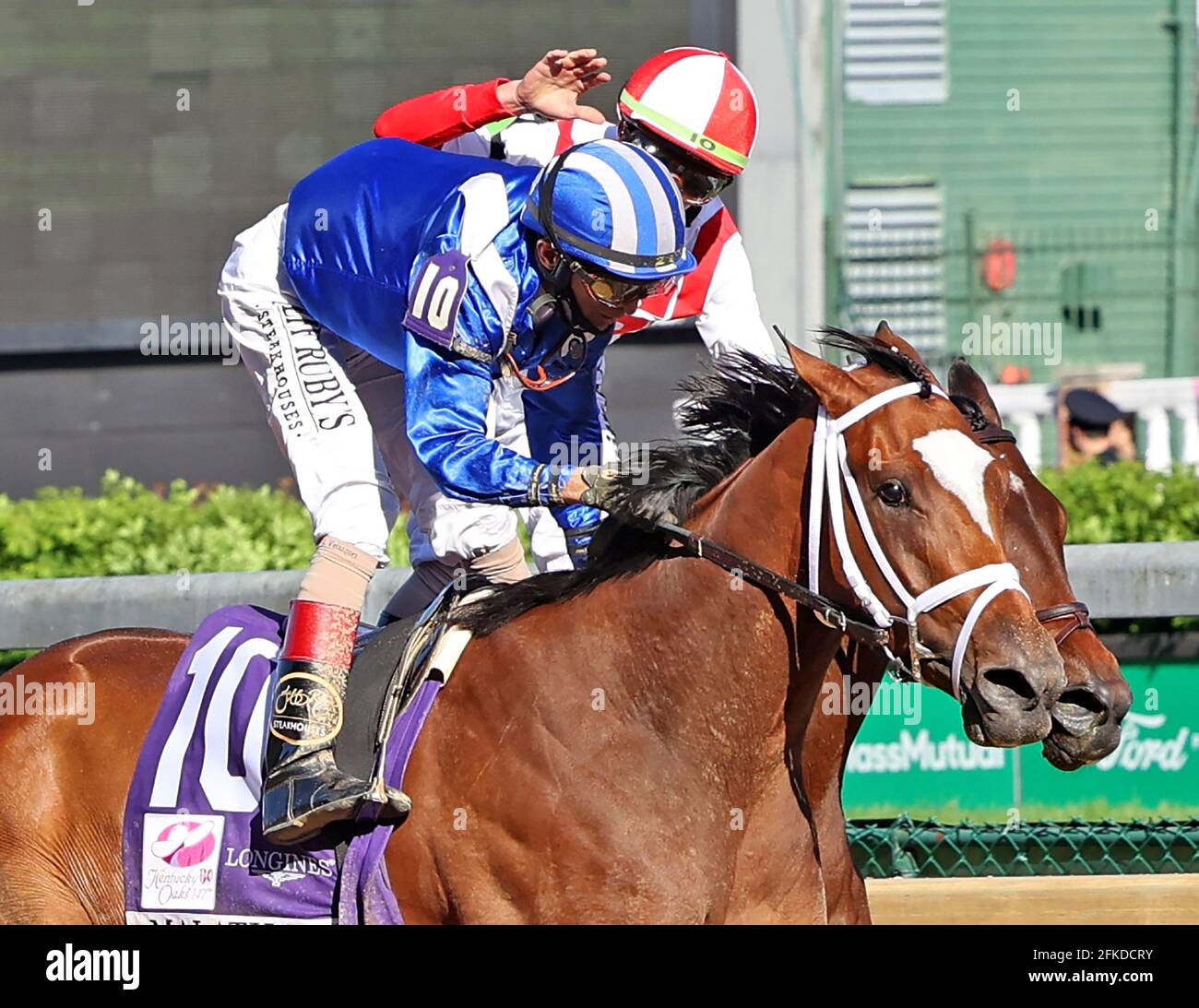 Louisville, Stati Uniti. 30 Apr 2021. Malathaat, guidato da John Velazquez, si congratula con Irad Ortiz, a bordo dei risultati della ricerca, dopo aver vinto la 147a corsa del Kentucky Oaks a Churchill Downs a Louisville, Kentucky, venerdì 30 aprile. Foto di Mark Abraham/UPI Credit: UPI/Alamy Live News Foto Stock