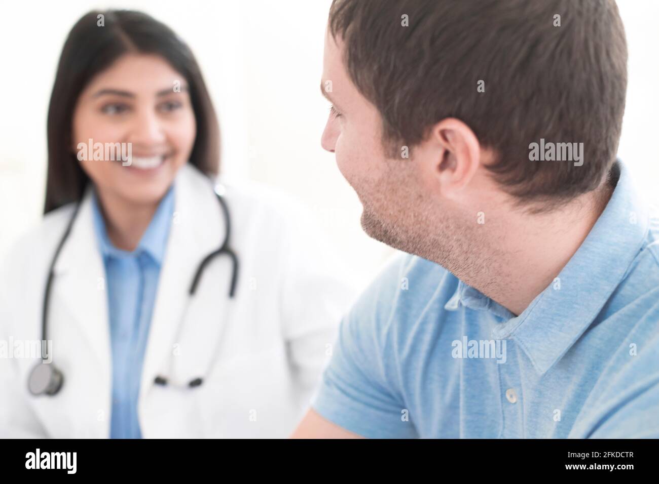 Medico di parlare con il paziente Foto Stock