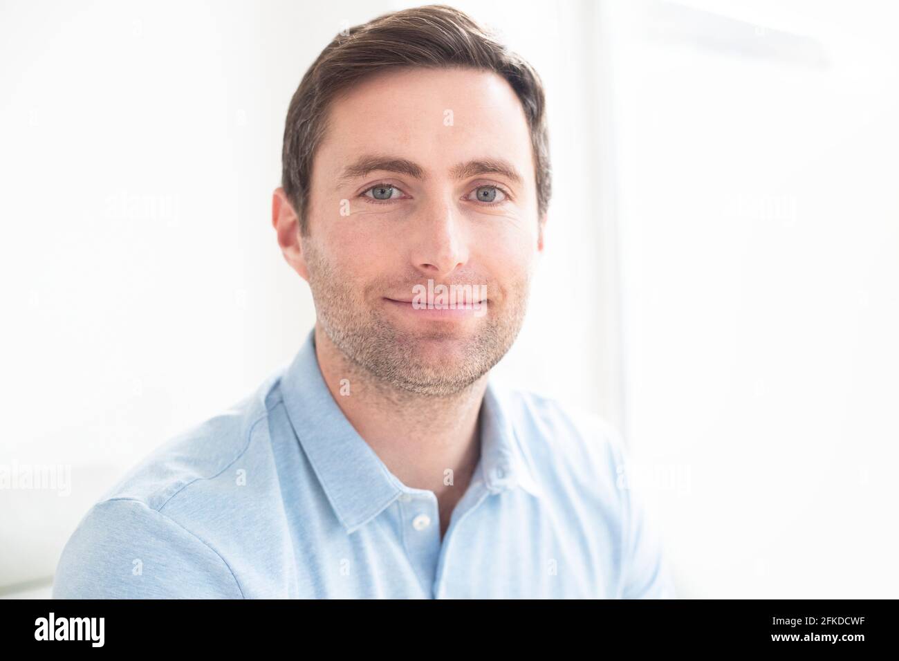 Uomo sorridente Foto Stock