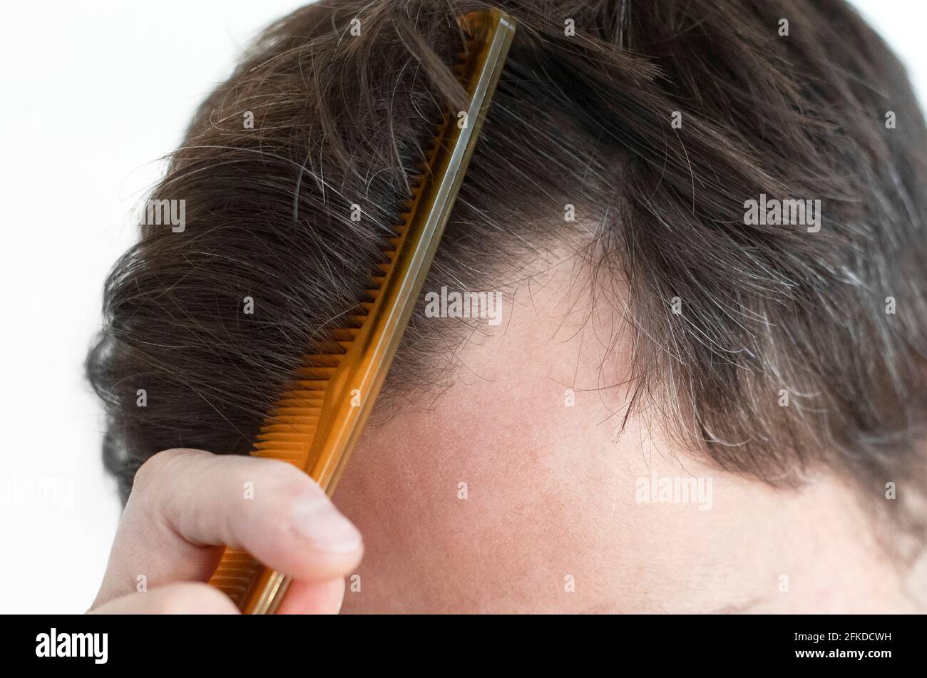 L'uomo pettinare i capelli Foto Stock
