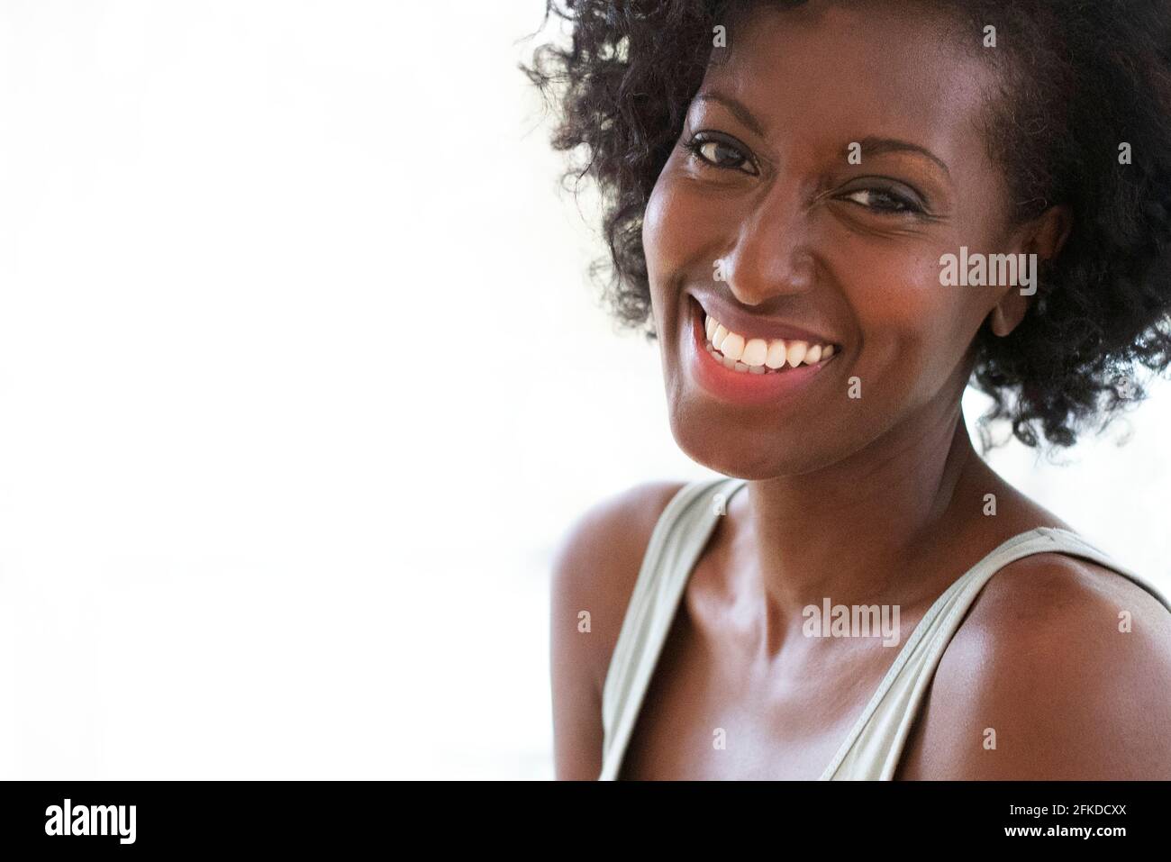 Donna sorridente Foto Stock