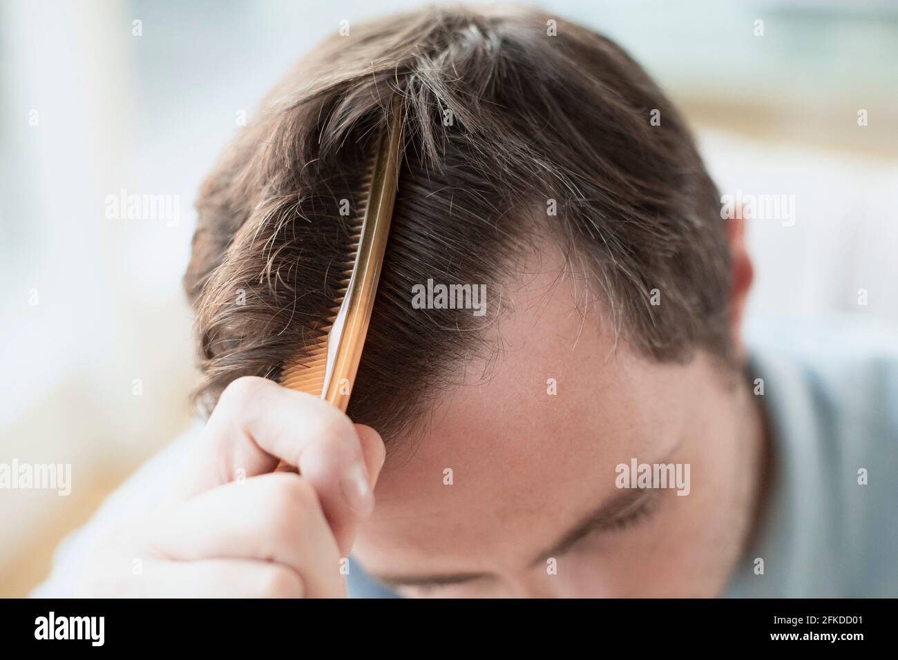 L'uomo pettinare i capelli Foto Stock