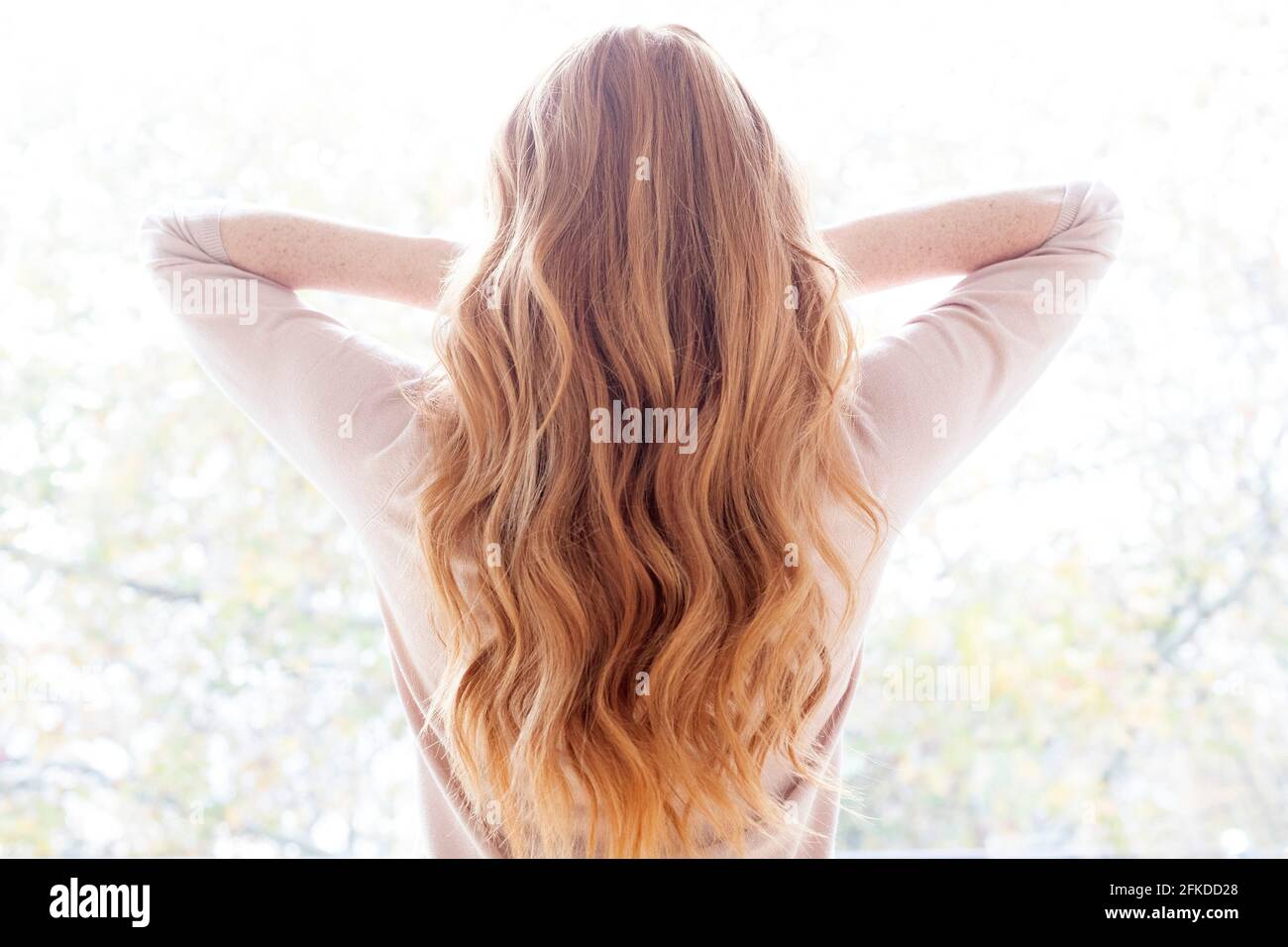 Donna con capelli lunghi Foto Stock