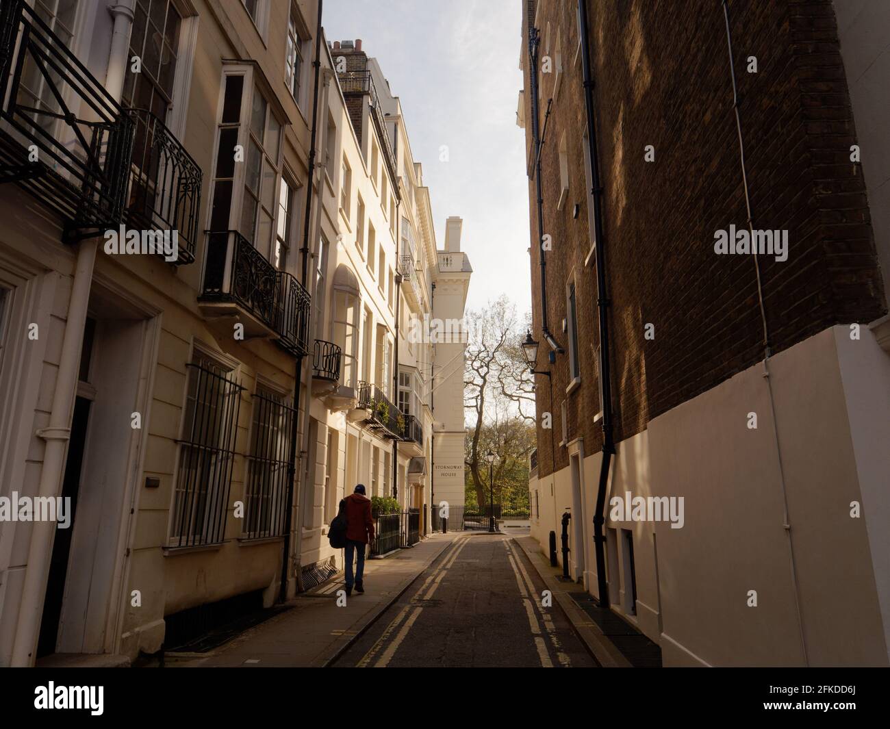 Londra, Greater London, England - Apr 24 2021: La stretta sezione di Cleveland Row che conduce a Green Park. Foto Stock