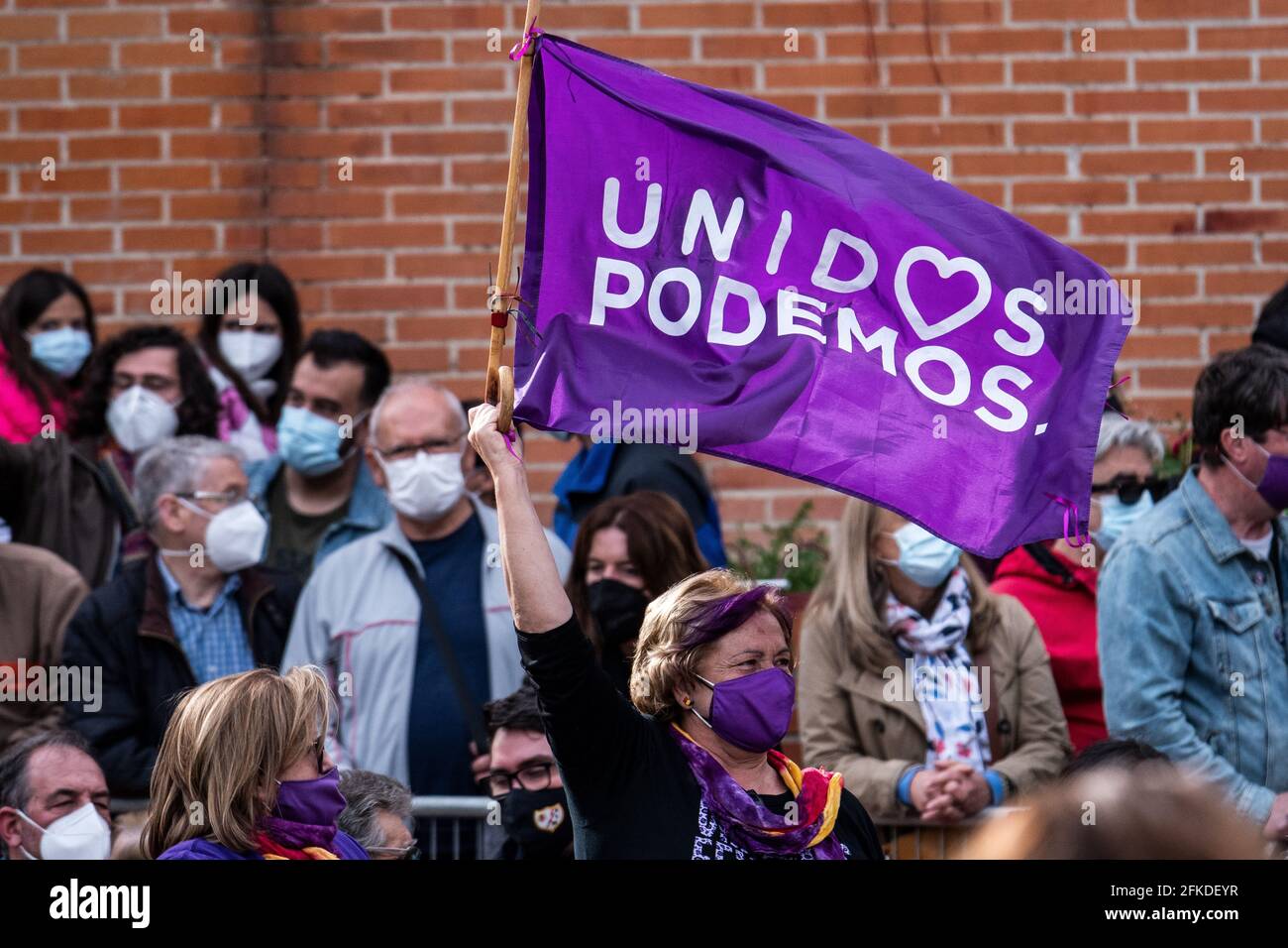 Madrid, Spagna. 30 Apr 2021. Una donna che sventolava una bandiera durante un rally di Unidas Podemos festa nel quartiere di Vallecas. Unidas Podemos continua a presentare la propria candidatura per le prossime elezioni regionali di Madrid che si terranno il 4 maggio 2021. Credit: Marcos del Mazo/Alamy Live News Foto Stock