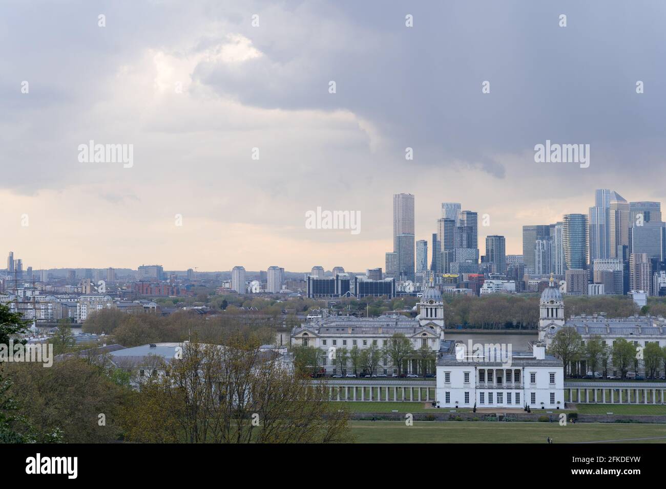 Nuvola ombra su London Canary Wharf, porto, isola di cane all'inizio della primavera Foto Stock