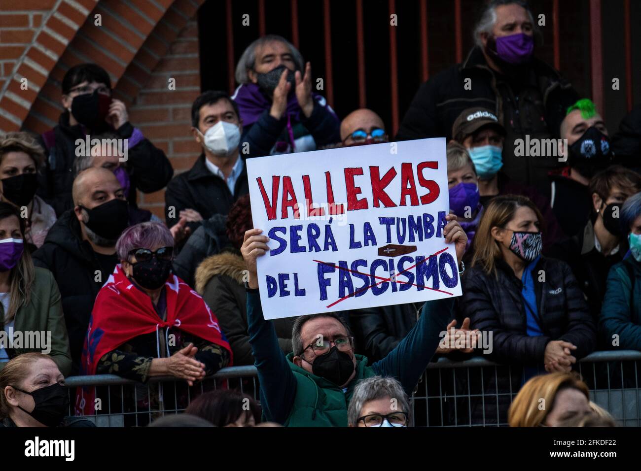 Madrid, Spagna. 30 Apr 2021. Un uomo con un cartello contro il fascismo durante un raduno di Unidas Podemos partito nel quartiere di Vallecas. Unidas Podemos continua a presentare la propria candidatura per le prossime elezioni regionali di Madrid che si terranno il 4 maggio 2021. Credit: Marcos del Mazo/Alamy Live News Foto Stock