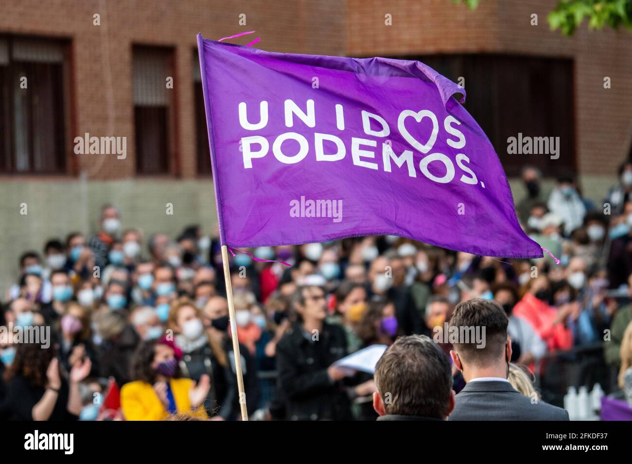 Madrid, Spagna. 30 Apr 2021. Una bandiera sventolando durante un raduno di Unidas Podemos festa nel quartiere di Vallecas. Unidas Podemos continua a presentare la propria candidatura per le prossime elezioni regionali di Madrid che si terranno il 4 maggio 2021. Credit: Marcos del Mazo/Alamy Live News Foto Stock