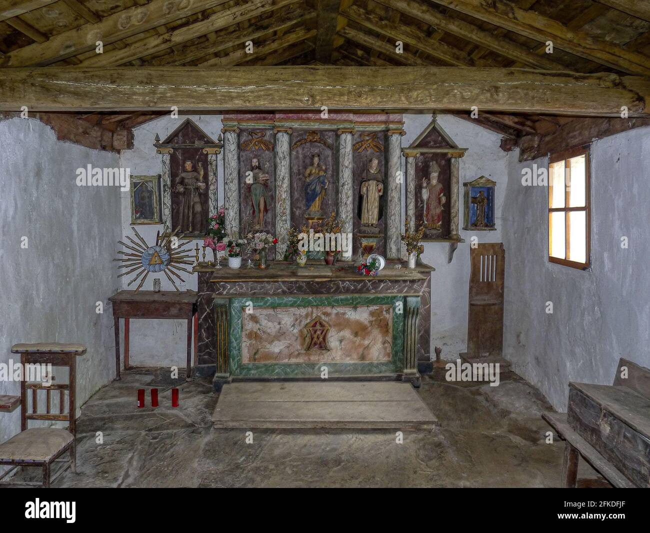 interno di una piccola cappella in un remoto contryside dentro Galizia sul camino Frances Foto Stock