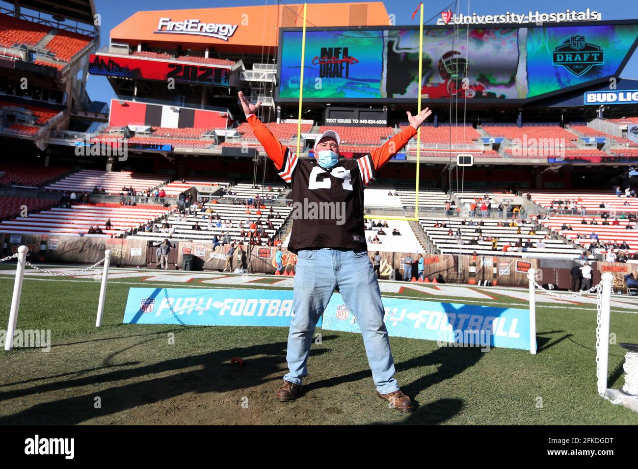 Cleveland, Stati Uniti. 30 Apr 2021. Un fan di Cleveland Browns reagisce dopo aver raggiunto un obiettivo sul campo durante l'esperienza dei fan di NFL Draft all'interno del First Energy Stadium di Cleveland, Ohio, venerdì 30 aprile 2021. Foto di Aaron Josefczyk/UPI Credit: UPI/Alamy Live News Foto Stock