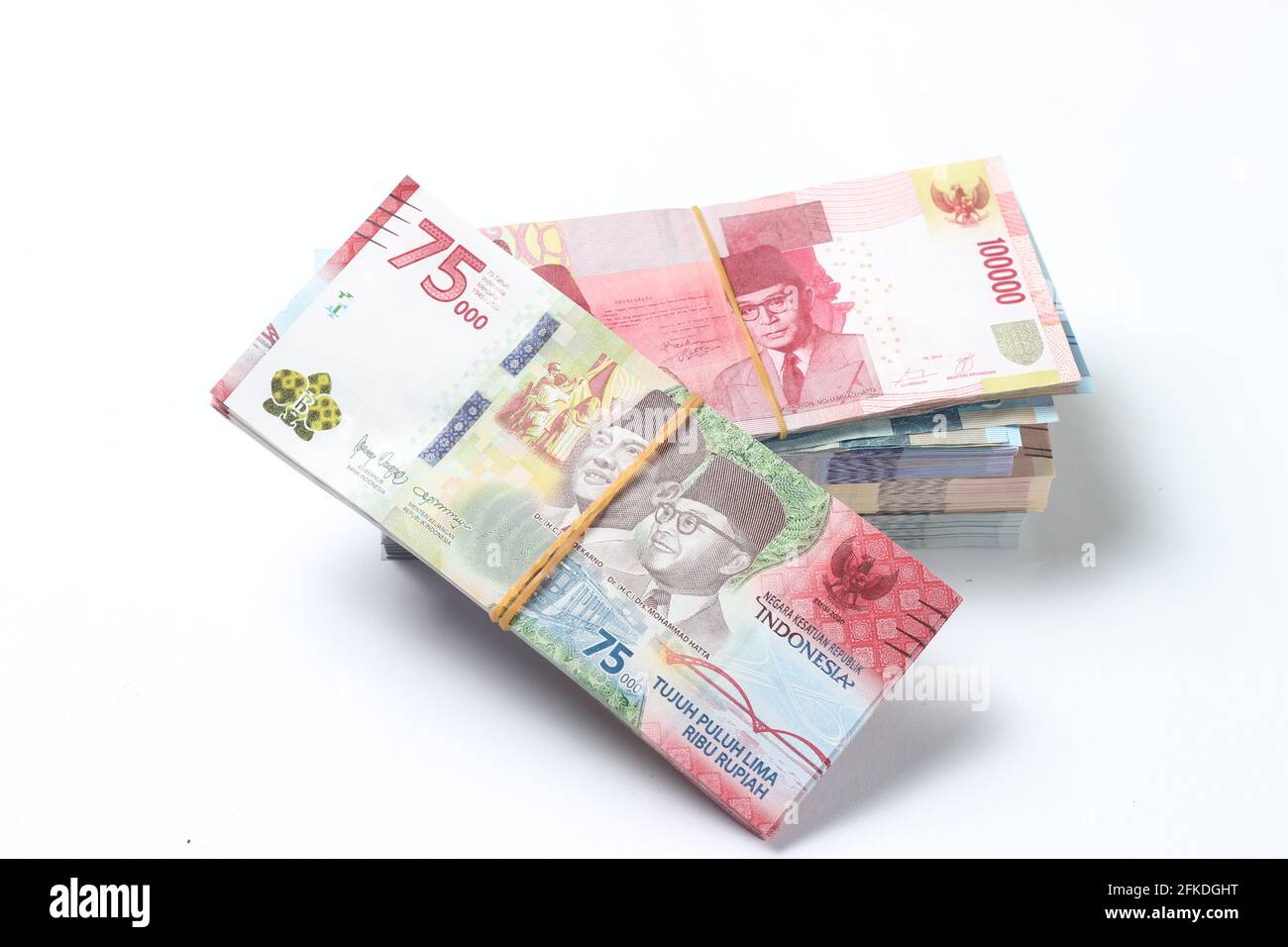 Random Layout Photo Rupiah Paper Money, 10000, 50000, 100000 e 75000 su sfondo bianco Foto Stock