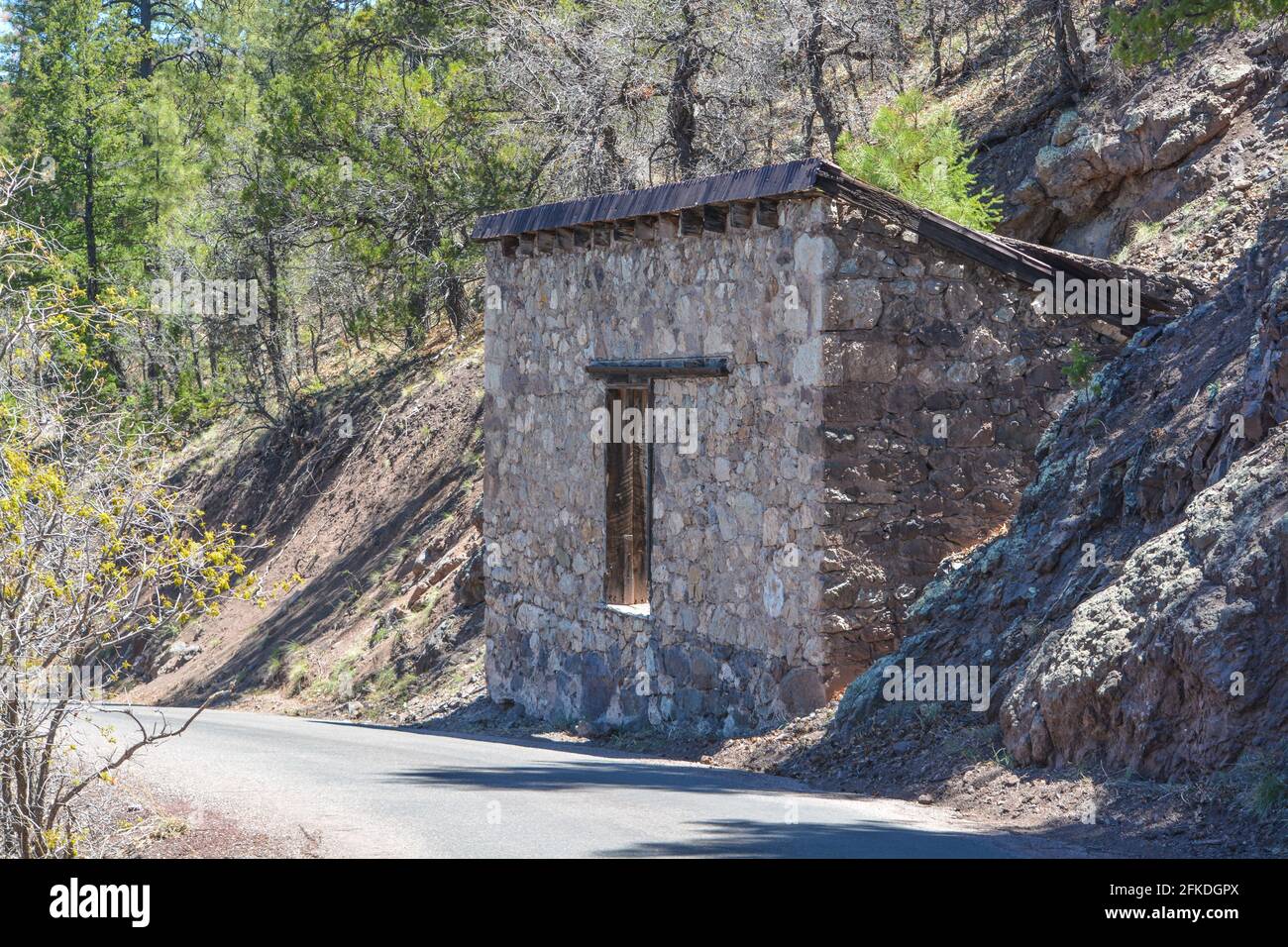 Rundown, cabina costruita in roccia, nella città fantasma di Mogollon. Il distretto storico di Mogollon è una città mineraria più selvaggia di Mogollon, nella contea di Catron, nel New Mexico Foto Stock